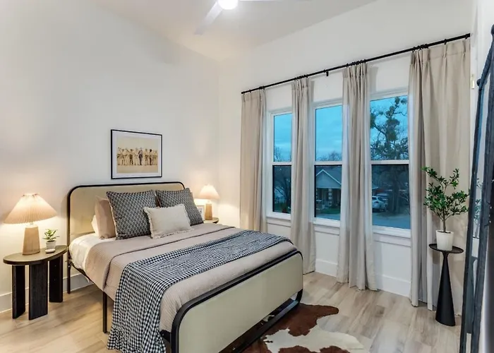 Holiday home New! 4 Bdrm Near Stockyards & Dt Worth